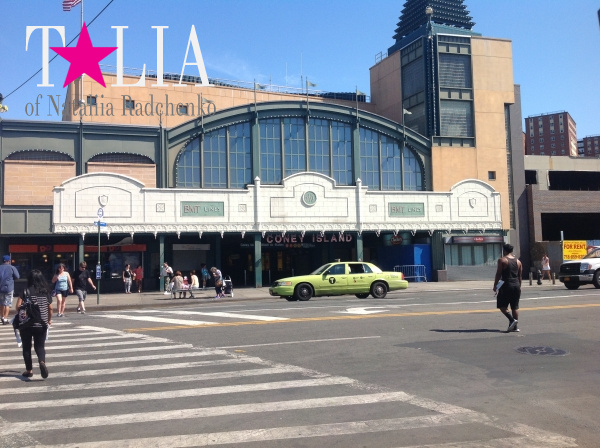 Закусочная  Nathan's находится прямо возле станции метро Кони-Айленд и одноименного пляжа. Потому успех ей обеспечен!